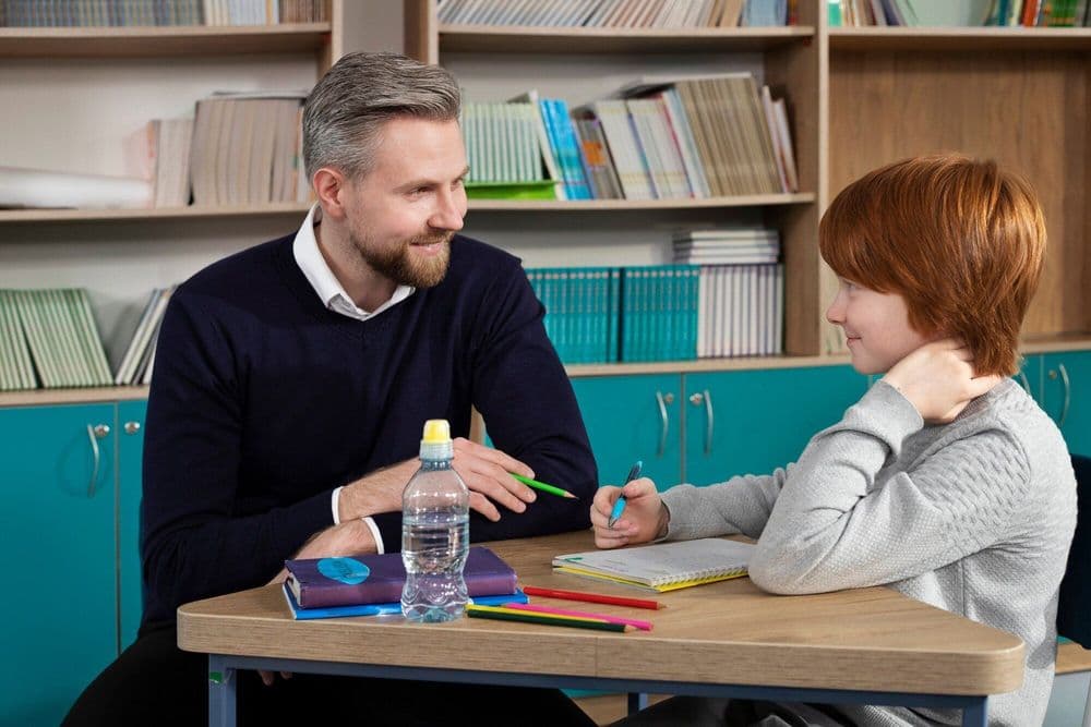 teacher-holding-english-class_23-2149402685